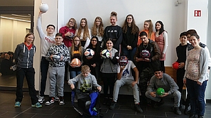 Unsere glücklichen Sporthelfer mit den neuen Bällen vom Stadt­sport­bund Bochum